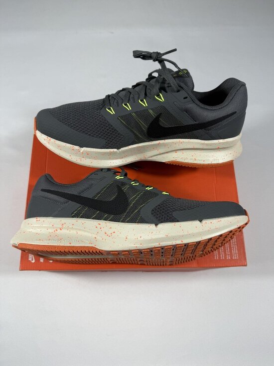 Athletic_Shoes